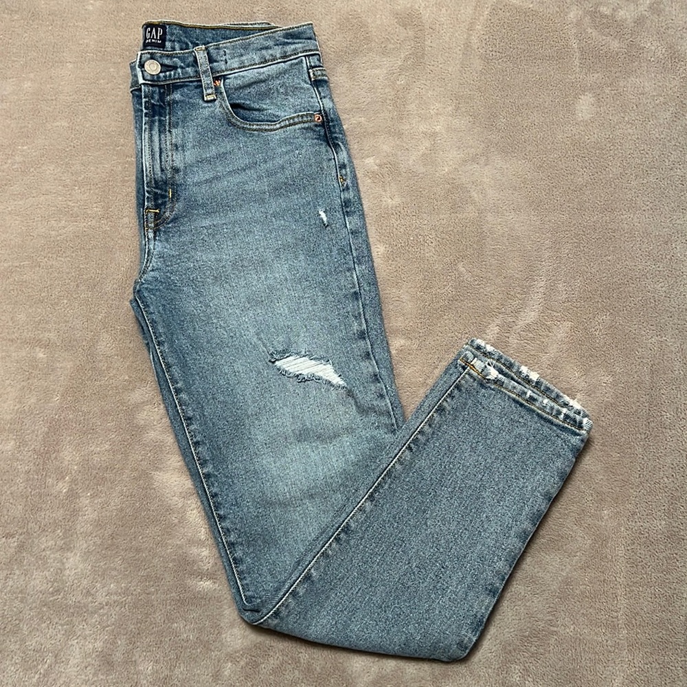 GAP True Skinny Distressed 26R